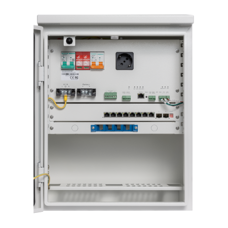 - Armadio in metallo antisabotaggio IP66</br>- Switch 7 porte PoE  2 SFP</br>- Cassetto ottico per 4 fibre</br>- Smart Controller per gestione da remoto</br>- Software di gestione incluso</br>- 3 uscite 12Vcc pilotabili da remoto</br>- Termo regolazione interna con controllo ventole</br>- Porte seriali RS485 e RS232</br>- Multipresa di servizio</br>- Supporta batterie piombo 12V</br>