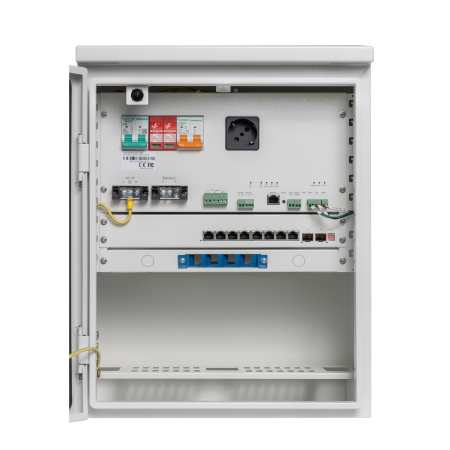- Box alimentazione ciclo lampione</br>- Switch 7 porte PoE Megabit  2 porte uplink</br>- 1 Adattatore di alimentazione integrato da 240W</br>- Cassetto ottico 4x connettori fibra SC</br>- Smart Control Card per connesione a software di gestione Software di </br>monitoraggio in Cloud incluso</br>- 2 x ventole di raffreddamento protezione sovratensioni protezione anti </br>apertura</br>- 1 x presa shuko 230V</br>- 1 x modulo porta fusibili di protezione linea</br>- 1 x interruttore magnetotermico</br>- 3 uscite alimentazione DC 12V</br>- Necessita di batteria al litio LiFePo4 24V</br>- Predisposizione pressacavi, 4xPG7, 4xM25</br>- Dimensioni 560x380x220mm</br>- Ingombro massimo batteria: 220x300x190mm</br>