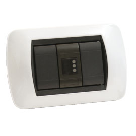 Lettore di prossimità a 3 LED. Può essere liberamente associato ai più comuni </br>moduli da incasso come le famiglie LIVING International di BTicino o IDEA di </br>VIMAR. Le impostazioni effettuabili attraverso il SW di configurazione, </br>permettono di associare ai 3 LED l'informazione di STATO per tre AREE o GRUPPI </br>presenti nel sistema. Può essere utilizzato con PYXIS-CARD e PYXIS-KEY associati</br> ad un utente specifico.</br>Prodotto IP READY grazie a moduli IP-DOORWAY.</br>
