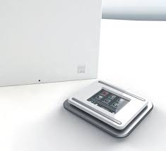 Kit centrale di controllo con 8 ingressi espandibile a 40 comprensivo di </br>tastiera Star-Touch 3,5". La funzione di autoacquisizione dell'impianto permette</br> a QUASAR di raccogliere e indirizzare automaticamente tutti i sensori connessi </br>al campo con un semplice click. Gli 8 ingressi a bordo sono liberamente </br>configurabili in tipo ON/OFF, bilanciati con singolo, doppio o triplo </br>bilanciamento e di una uscita relè liberamente programmabile oltre ai due relè </br>per il pilotaggio diretto di sirena interna ed esterna e dell'uscita di allarme.</br> E' dotata di 3 linee bus RS-485 per il collegamento diretto di sensori digitali</br> CIAS e di sensori di altri brand attraverso i moduli SATELLITE-8IN. Dotata di </br>una ampia memoria è in grado di registrare 4000 eventi. Alloggiata nella robusta</br> e capiente scatola metallica PLANET-L, dotata di fissaggi per il trasformatore,</br> per il contenimento della batteria e di un piano di foratura per alloggiare </br>fino a 4 moduli di espansione, si adatta ad ogni situazione installativa. La </br>centrale ospita un alimentatore da 1,5A - 13,8Vcc.</br></br>