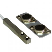 Contatto magnetico a spessore ridotto. Adatto per il montaggio su infissi di </br>qualsiasi materiale: alluminio, legno, PVC, ferro, ecc. Il ridotto spessore del </br>corpo magnete lo rende particolarmente indicato per il fissaggio su serramenti </br>avvolgibili (tapparelle, saracinesche). La parte reed contiene una ampolla reed </br>incapsulata ermeticamente con resina poliuretanica insieme ad un loop di tamper </br>per ridurre le possibilità di effrazione. La connessione è a 4 fili (2 fili </br>contatto NC con magnete vicino e 2 fili per tamper) o a 5 fili nel caso di </br>ampolla in scambio (3 fili contatti ampolla  2 fili per tamper). Si fissa al </br>serramento con viti.</br>