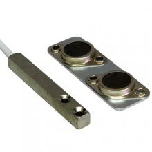 Contatto magnetico a spessore ridotto. Adatto per il montaggio su infissi di </br>qualsiasi materiale: alluminio, legno, PVC, ferro, ecc. Il ridotto spessore del </br>corpo magnete lo rende particolarmente indicato per il fissaggio su serramenti </br>avvolgibili (tapparelle, saracinesche). La parte reed contiene una ampolla reed </br>incapsulata ermeticamente con resina poliuretanica insieme ad un loop di tamper </br>per ridurre le possibilità di effrazione. La connessione è a 4 fili (2 fili </br>contatto NC con magnete vicino e 2 fili per tamper) o a 5 fili nel caso di </br>ampolla in scambio (3 fili contatti ampolla  2 fili per tamper). Si fissa al </br>serramento con viti.</br>