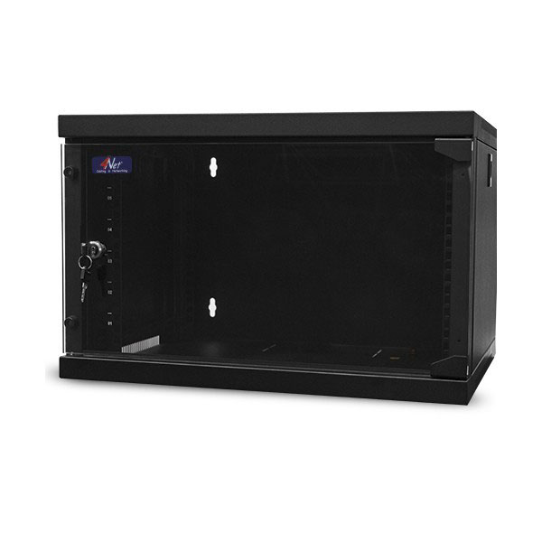 Caratteristiche generali</br> Colore Nero RAL 9004</br> Porta anteriore in vetro</br> Struttura ispezionabile</br> Pareti laterali removibili con predisposizione serrature</br> Montanti regolabili in profondità</br> Foratura per 2 ventole a soffitto 120mm</br> Chiusura con maniglia a scomparsa con chiave</br> Ingresso cavi, superiore e inferiore</br> Verniciatura a polvere epossidica</br> Grado di protezione IP20 a norma EN 60529</br></br>Accessori di serie</br> 4 montanti</br> 2 guide supporti ad L 6U/9U</br> 4 guide supporti ad L 12U/15U</br>