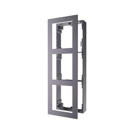 Accessorio per postazione da esterno modulare, montaggio a parete. Include 1 </br>cornice e 1 pannello frontale per 3 moduli.</br>