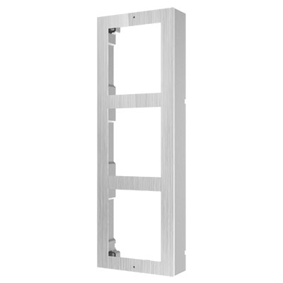 Accessorio per postazione da esterno modulare, montaggio a parete. Include 1 </br>cornice e 1 pannello frontale per 3 moduli.</br>