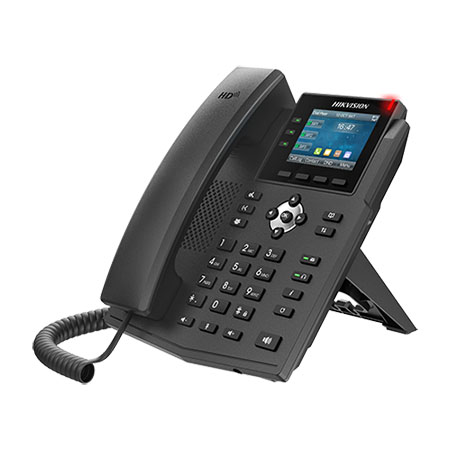 Telefono VOIP compatibile con le principali piattaforme (Asterisk, Broadsoft, </br>3CX, Metaswitch, Elastix, Avaya, etc.).</br>Schermo 2.8", risoluzione 320x240. Codec Video: H.264. Codec Audio: G.711A/U, </br>G.729AB, iLBC, G.722, Opus.</br>Audio input: microtelefono o cuffia con microfono.</br>Qualità audio: Voice Activity Detection (VAD) / Comfort Noise Generation (CNG) /</br> Background Noise Estimation (BNE) / Noise Reduction (NR)/ Voice quality </br>monitoring. Linee: 6 linee SIP.</br>Agenda contatti: 1.000 locali / 1.000 remoti (XML/LDAP).</br>Protocollo di comunicazione: SIP v1 (RFC2543), v2 (RFC3261) over UDP/TCP/TLS, </br>RTP/RTCP/SRTP, STUN, DHCP, IPv6, PPPoE, L2TP, Open VPN, SNTP, FTP/TFTP, </br>HTTP/HTTPS, TR-069.</br>Interfaccia di rete: 2 RJ-45 10/100 Mbps self-adaptive.</br>Standard Wi-Fi: Wi-Fi 802.11b/g/n.</br>Alimentatore: IEEE802.3af, Standard PoE,12 Vcc. Lingua: Italiano disponibile.</br>Indicatore: Spia rossa per presenza chiamate perse o messaggi.</br>Temperatura di esercizio: 0 °C to 45 °C. Umidità di esercizio: 10 to 95 (senza</br> condensa).</br>Installazione: scrivania o parete.</br></br>