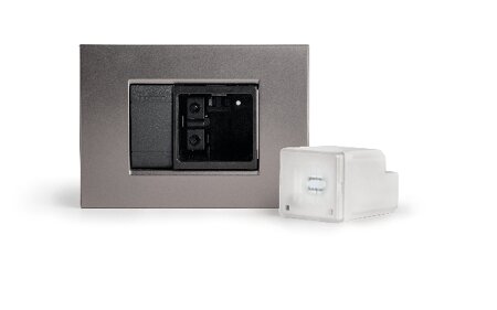 Mini torcia estraibile ad incasso versione standard serie HP50.</br>Batteria Li-Ion 3,7V0,65Ah.</br>Colore telaio nero</br>Durata 3-6h. Permanente (SA).</br>Colore telai bianco. IP40.</br>Completa di kit adattatori per installazione sulle maggiori serie civili.</br>