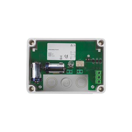 <strong>WM202SR - Modulo di uscita via radio</strong></br></br>Il modulo di uscita WM202SR è dotato di una uscita relè (contatto pulito) ed una</br> uscita supervisionata in grado di fornire una tensione di 12 o 24 Vdc generata </br>dalla batteria interna. Le uscite possono essere attivate da centrale ed il </br>modulo è da essa completamente gestito.</br></br><strong>Caratteristiche del modulo di uscita via radio WM202SR</strong></br></br>- Comunicazione via radio bi-direzionale</br>- Una uscita relè</br>- Due uscite supervisionate in grado di erogare 12 o 24 Vdc</br>- Comunicazione via radio basata su due canali ridondanti</br>- Raggio di comunicazione radio esteso (fino a 200 m)</br>- Durata batterie 5 anni (durata stimata, potrebbe variare in base alla </br>frequenza di attivazione)</br>- Utilizza batterie al litio standard a basso costo</br>- Certificato EN54-25 ed EN54-18</br></br><strong>Caratteristiche tecniche del modulo di uscita via radio WM202SR</strong></br></br>- Frequenza operativa:  868  870 MHz</br>- Massima potenza irradiata:  14dBm (25mW)</br>- Uscita rele max 2A 30Vdc</br>- Massima corrente su uscite supervisionate : 100mA  12V dc / 50mA  24V dc</br>- Dimensioni: 88 mm x 87 mm x 61 mm</br>- Peso (Senza batterie) : 233 g</br>- Batterie : 2x CR123A</br>- Temperatura di funzionamento -10°C to 55°C</br>- Massima umidità:  (non condensing) 95 RH</br>- Grado di protezione IP: Certificato IP30- Progettato per conformità con IP65</br>