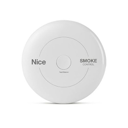 Sensore di fumo e di temperatura</br>Dispositivo leggero dotato di un sensore fotoelettrico e di un sensore di </br>temperatura per rilevare il prima possibile la presenza di fumo o di un </br>principio di incendio.</br>Alimentato a batteria, può essere installato a soffitto. La rilevazione del fumo</br> viene segnalata con segnale acustico, lampeggiamento del LED e tramite l'invio </br>di un'apposita informazione alla rete Z-Wave.</br>Se il sensore di fumo rileva una situazione di rischio, può avviare la scena di </br>allarme. In questo caso, l'utente riceverà immediatamente un alert sul proprio </br>telefono, ovunque si trovi.</br>Il dispositivo è provvisto di un sensore di temperatura integrato, in grado di </br>attivare l'allarme in presenza di alte temperature. Gli abitanti della casa </br>verranno allertati anche qualora l'incendio si dovesse verificare senza </br>emissione di fumo.</br>Una caratteristica che rende unica l'apparecchiatura è la possibilità di </br>analizzare i dati degli eventi verificatisi, in modo tale da scongiurare </br>pericoli analoghi in futuro.</br>