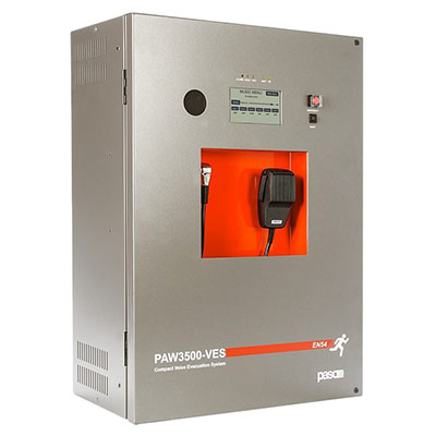 Sistema di evacuazione vocale integrato per impianti di emergenza per montaggio </br>a parete. Microfono frontale d'emergenza, 2 amplificatori di potenza da 250W, </br>doppia linea A e B di diffusori a tensione costante 100V per ogni amplificatore.</br> Generatore di messaggi digitali di alta qualità per evacuazione e allerta, 4,3"</br> touch screen. Circuito di preamplificazione. Caricabatterie interno per </br>alimentazione secondaria 24 Vcc (batterie escluse).</br>