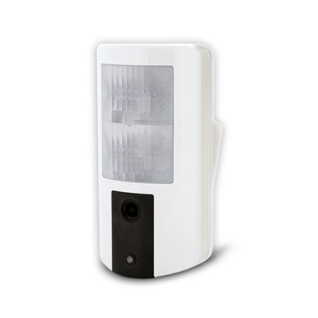 <strong>Beyond - Rivelatore DT Antimascheramento Bidirezionale con </br>fotocamera.</strong></br></br><strong>CARATTERISTICHE TECNICHE:</strong></br></br>Copertura: 12m, 90°</br>Altezza di installazione: Da 1,8m a 2,2 m, con snodo fino a 2,7m. Tipica 2,2 m</br>Microonde: 2 Canali, in Banda K</br>PIR: 2 sensori a doppi elementi, con 2 lenti separate</br>Frequenza: 869.52 MHz</br>Anti Mascheramento: ad Infrarosso Attivo</br>Tamper: Accelerometro a 3 Assi</br>Immunità agli animali: fino a 50cm di altezza</br>Tensione di funzionamento batterie al Litio 3V, 3 x CR123</br>Durata della Batteria (tipica) 3 anni, 6 anni con l'opzione Pannello Solare</br>Immunità RF: 10MHz a 3GHz - Conforme a EN50130 4</br>Grado di Protezione IP 65</br>Dimensioni (A x L x P) 76X89X107mm</br>Tettuccio per carica solare opzionale (durata batterie 8 anni)</br></br><strong>SPECIFICHE TECNICHE:</strong></br>-Doppia Tecnologia Radio</br>-Modulo Solare - Opzionale</br>-Tamper sensibile agli urti (Accelerometro)</br>-Immunità alla Luce Solare Diretta</br>-Algoritmi avanzati per la Rilevazione da Esterno Sway Recognition, Digital </br>Correlation</br>